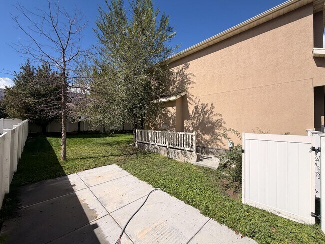 Building Photo - 4077 S Clipper St