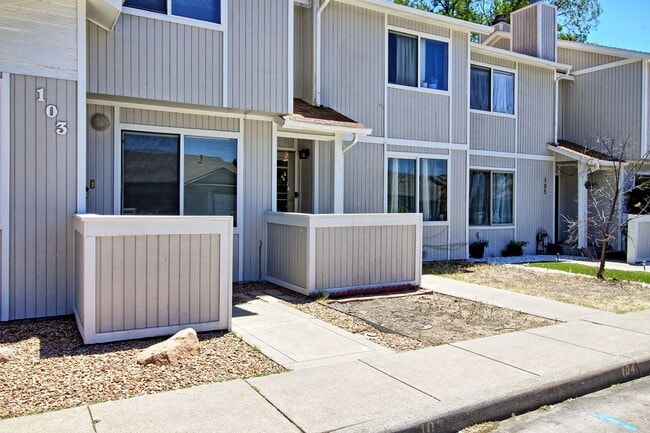 Building Photo - 2 Bed 1.5 Bath Near CMU