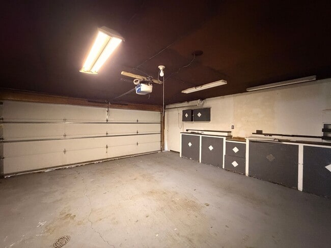 Building Photo - Spacious Family Home Near Schools and Parks in Rock Falls