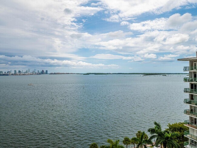 Building Photo - 1402 Brickell Bay Dr