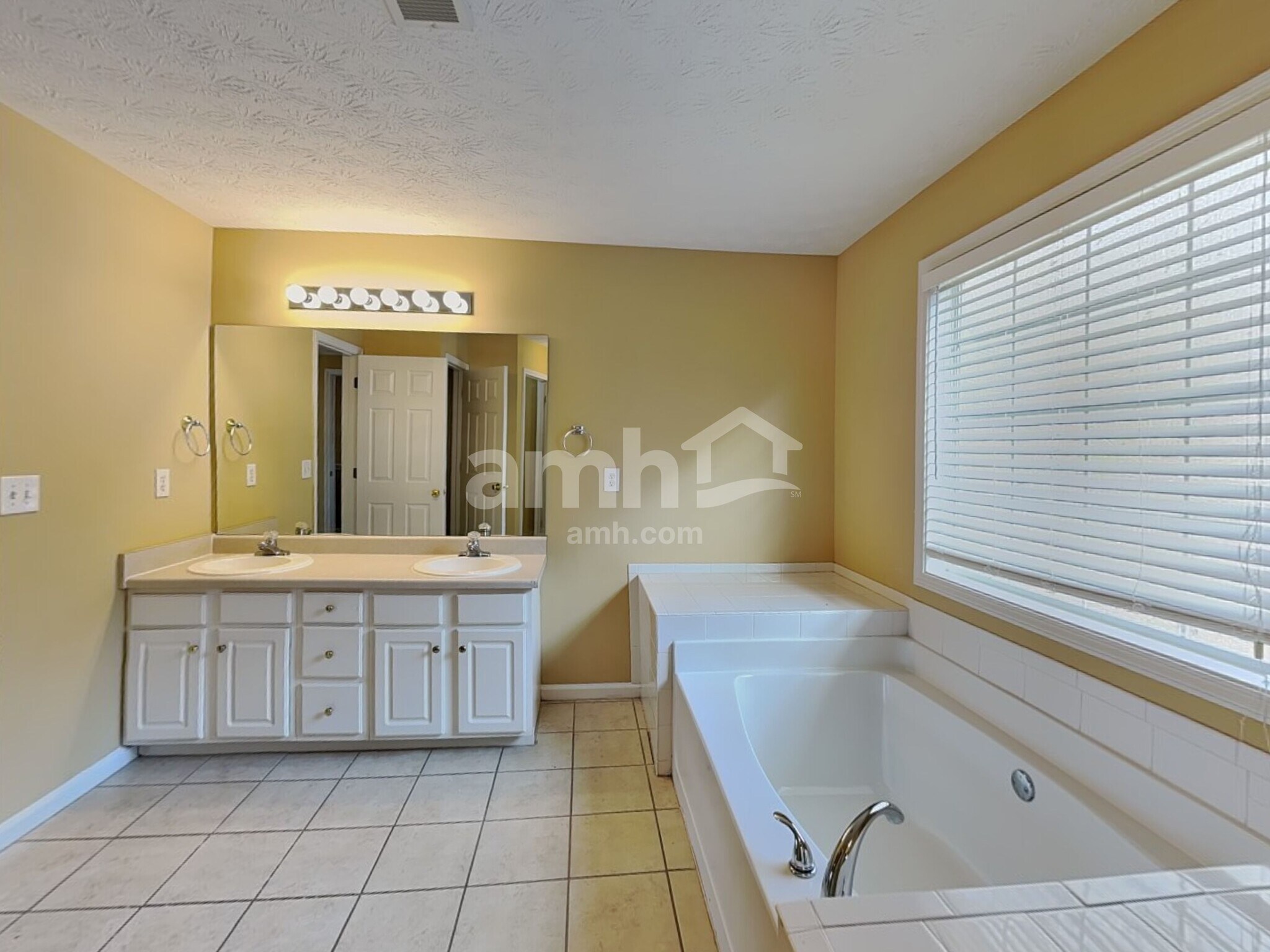 Building Photo - 2041 Vintage Oaks Dr