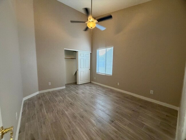 Building Photo - UPDATED BEAUTY IN GARDEN LAKES