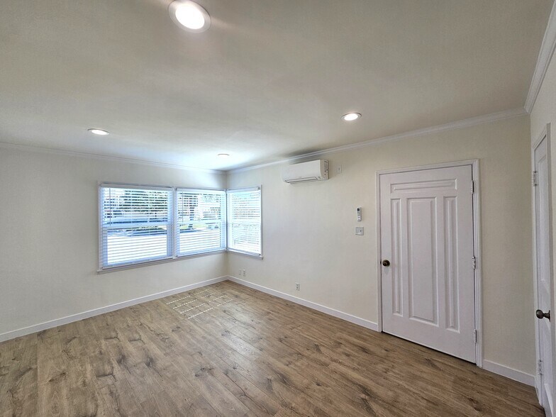 Building Photo - 1401 W Victory Blvd