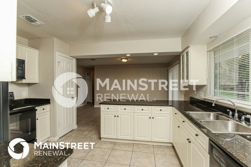 Building Photo - 1206 Cricket Dr NE