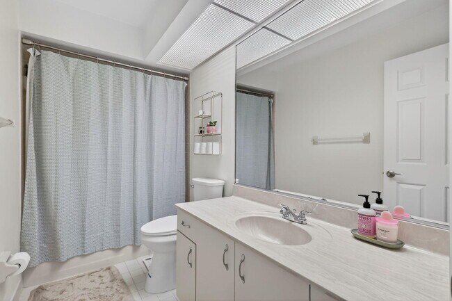 Building Photo - 5230 SE Seascape Way