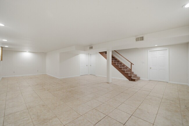 Building Photo - 114 N Lancaster St