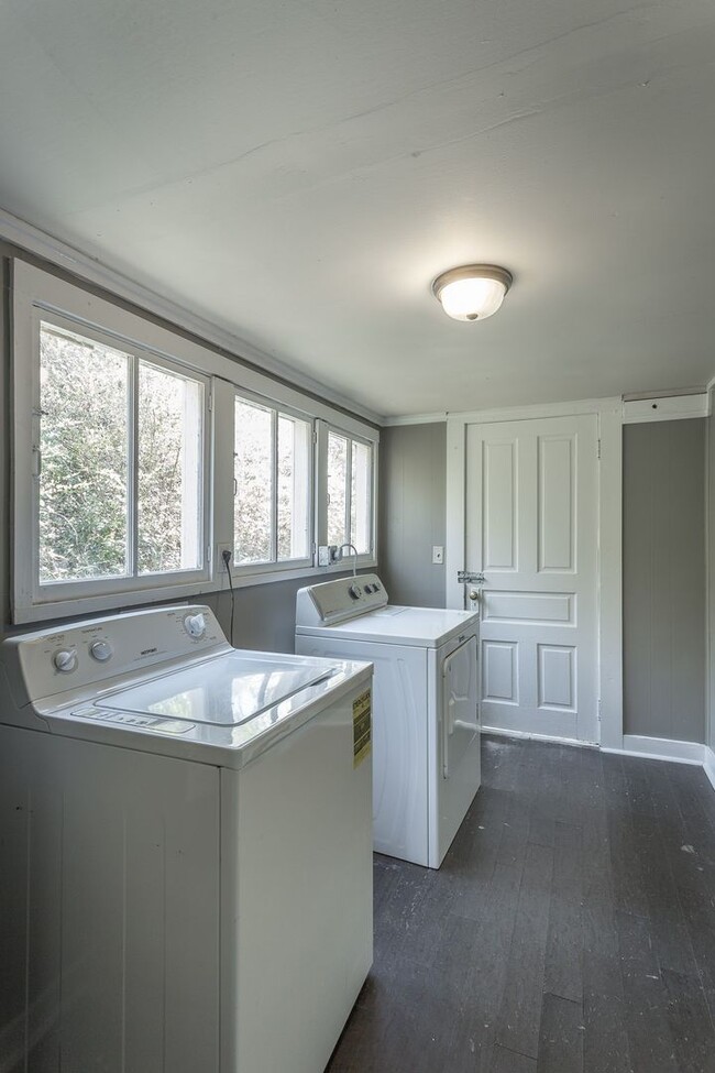 Building Photo - 3 Bedroom, 1 Bath home in the heart of Red...