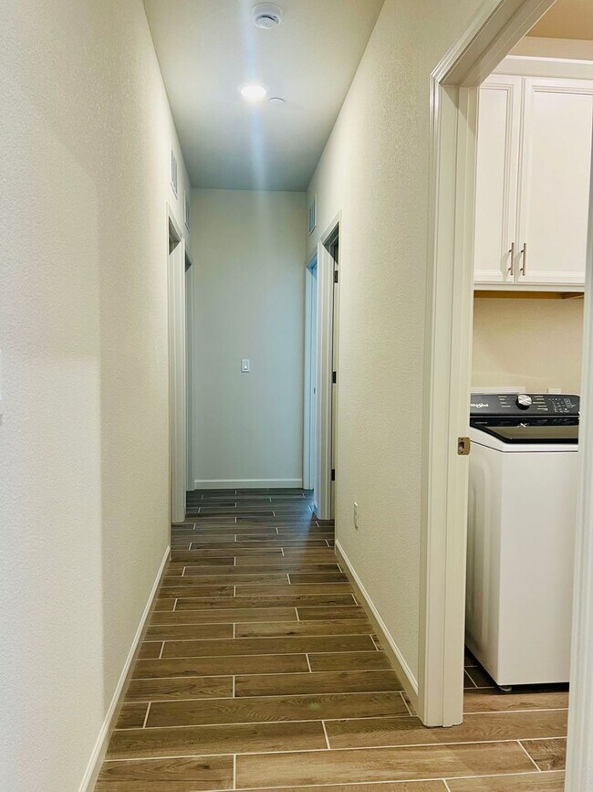Building Photo - Beautiful 4 bed/2 bath Meritage Home in El...