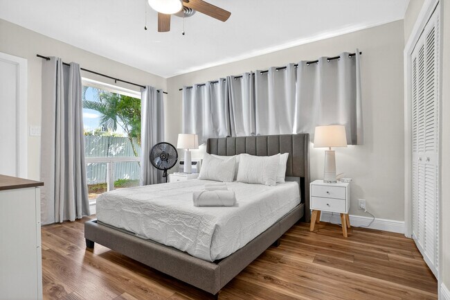 Building Photo - 1761 NE 55th St