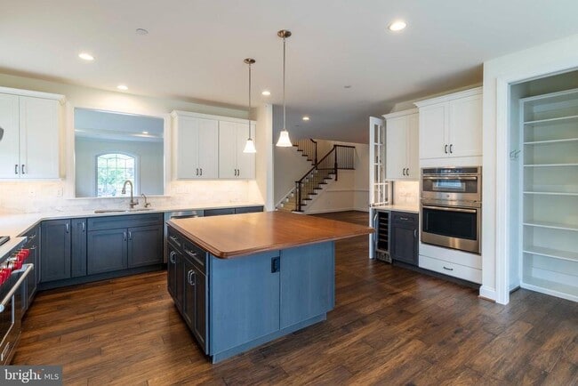 Building Photo - 6098 Creekside Dr