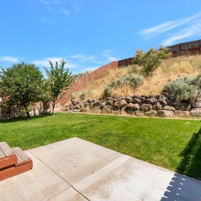 Building Photo - 1848 Woodview Dr W