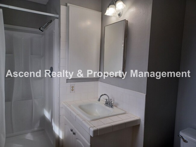 Building Photo - Updated 4 Bed on Cul de Sac, Fenced Yard, ...