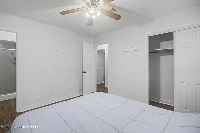 Building Photo - 883 Rustwood Dr