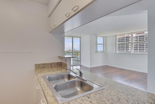 Building Photo - 1756 N Bayshore Dr