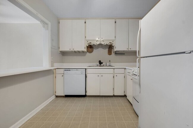 Building Photo - Charming Midtown Tallahassee Duplex