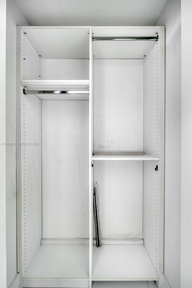 Building Photo - 200 Biscayne Blvd Way