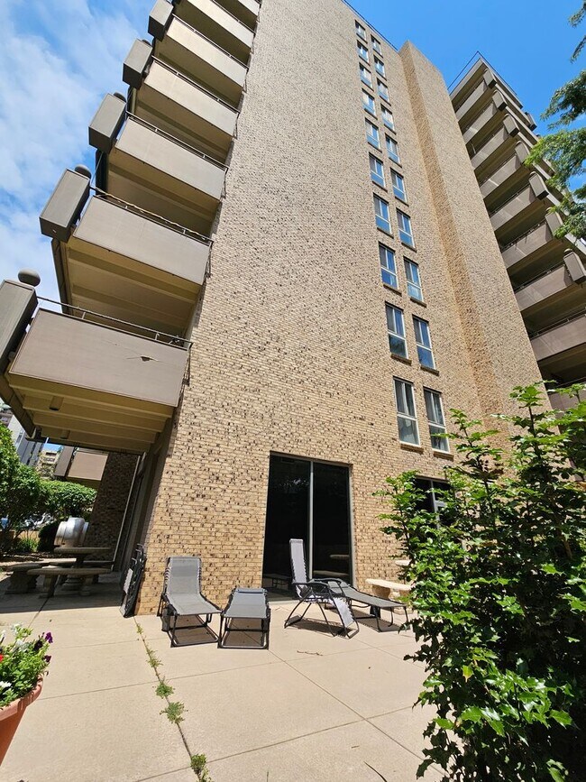 Building Photo - Amazing Penthouse 2 Bedroom 2 Bath With Mo...