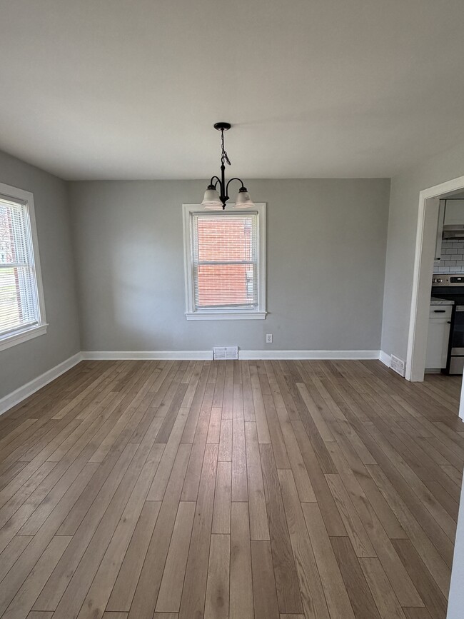 Building Photo - 4639 Southcrest Dr