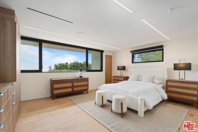 Building Photo - 2501 Banyan Dr