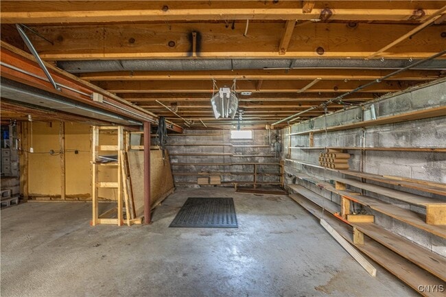 Building Photo - 8686 Maple Ln