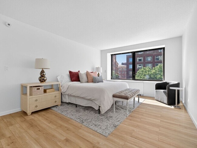 Building Photo - 65 E India Row