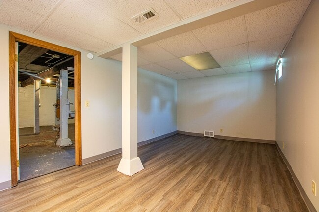 Building Photo - 2 Bedroom / 1 Bath Duplex with Garage in Askarben!