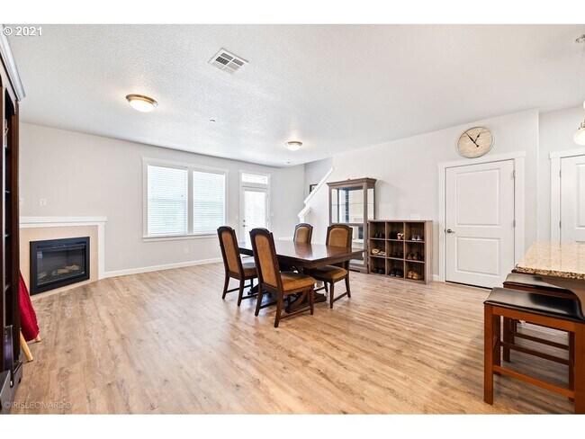Building Photo - 123 Loganberry Ct