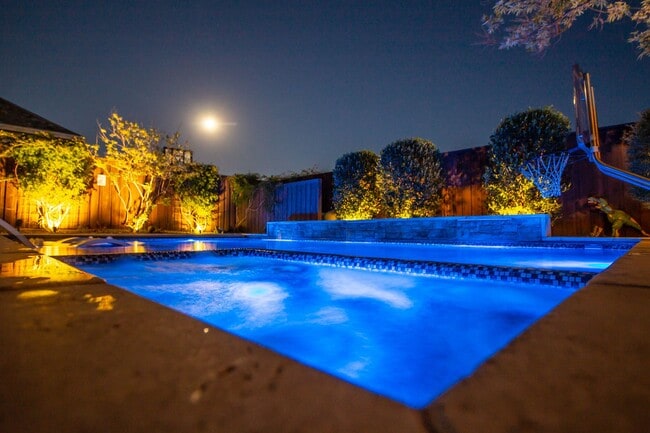 Building Photo - Stunning 4-Bedroom Luxury Home with Resort-Style Pool in Prestigious Oakmont Estates – Available ...