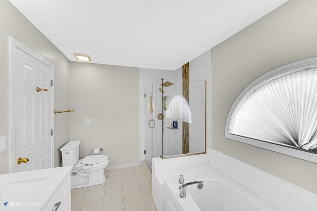 Building Photo - 2870 Roslyn Ln