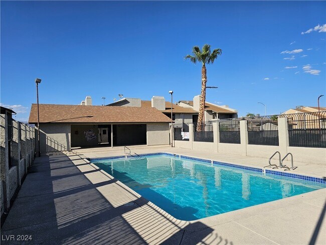 Building Photo - 3749 Carlyle Dr