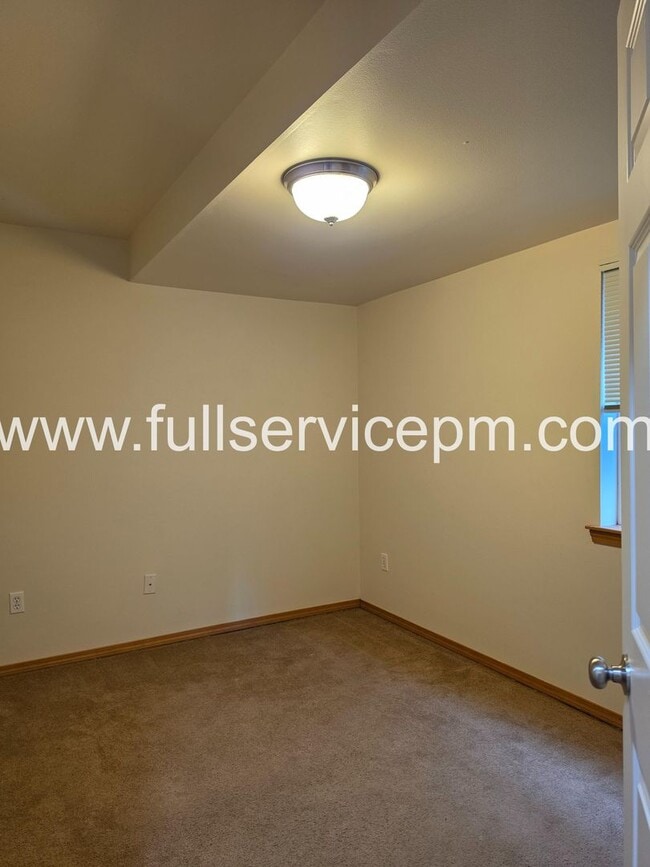 Building Photo - Private Drive Townhome Near Stone Ave N | 3 Bed, 2 Bath, 2-Car Garage, Deck + Fenced Yard