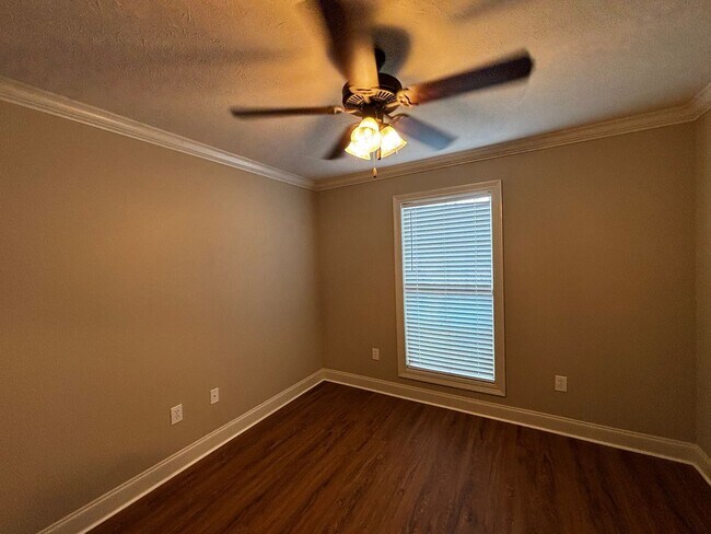 Building Photo - 990 Clubhouse Dr
