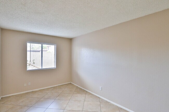 Building Photo - 2846 N 46th Ave