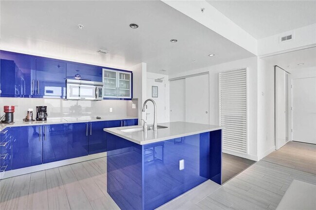 Building Photo - 3101 Bayshore Dr