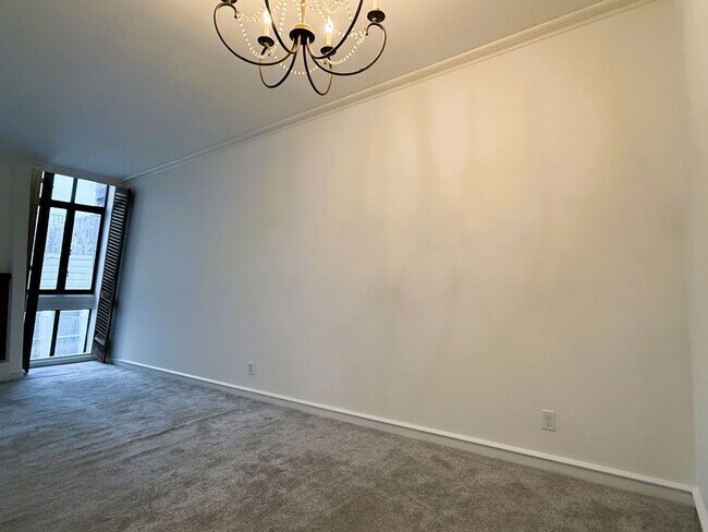 Building Photo - Top Floor Condo in Nob Hill