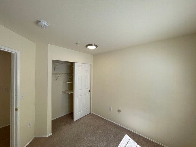Building Photo - Sammamish - 3 BR, 2 BTH ground floor condo...