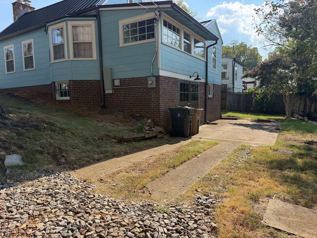 Building Photo - 611 Phillips Ave