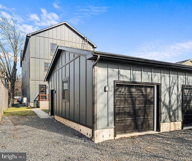 Building Photo - 705 Preston Ave