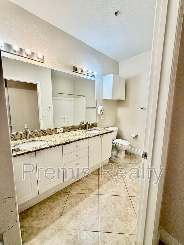 Building Photo - 2705 Via Murano