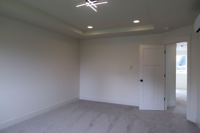 Building Photo - Seven Oaks Luxury Duplexes - New, Light, Bright, and Spacious!!