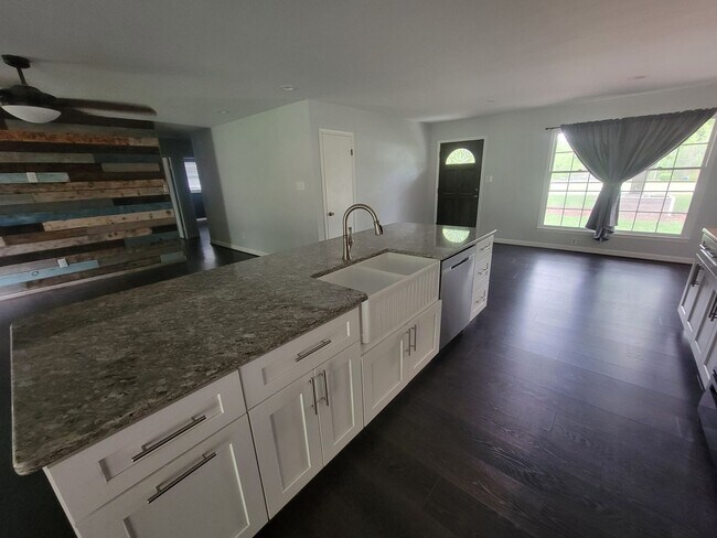 Building Photo - 3 Bedroom 2 Bathroom Home