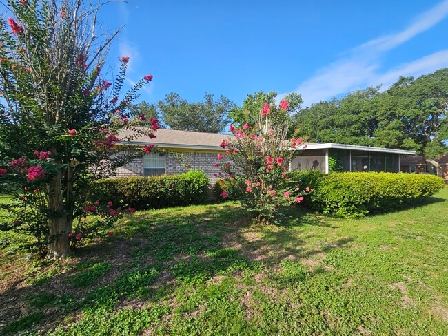 Building Photo - 7854 Pleasant Oaks Ave