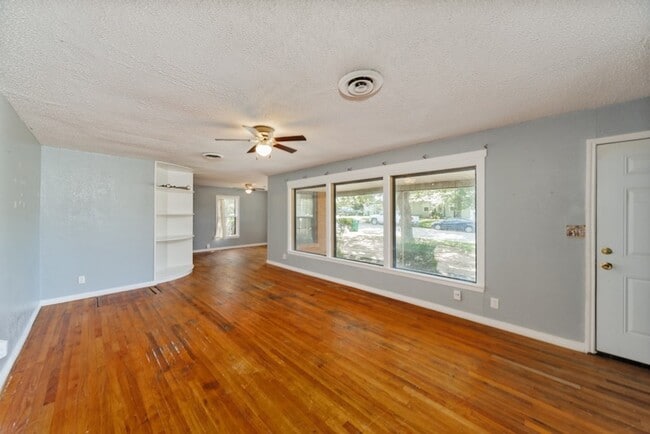 Building Photo - 1002 Lowrie St