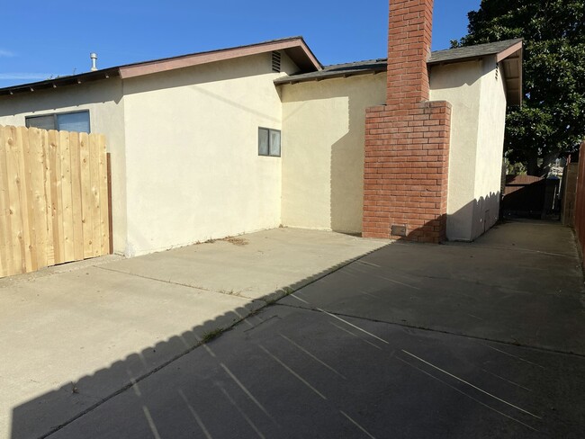 Building Photo - 1409 W Guava Ave