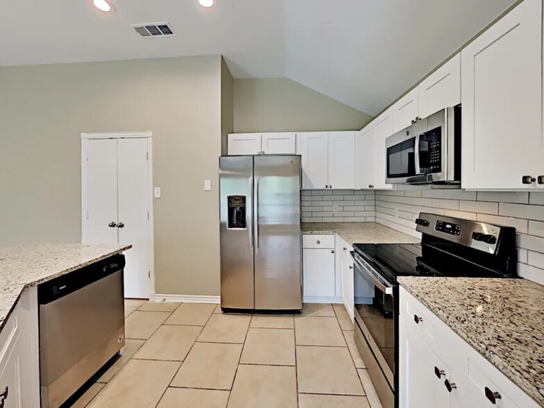 Building Photo - 807 W Lonesome Dove Trail