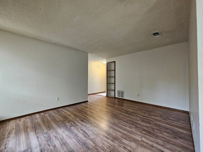 Building Photo - (3) Bed/(2) Bath in West Norman Avail NOW!