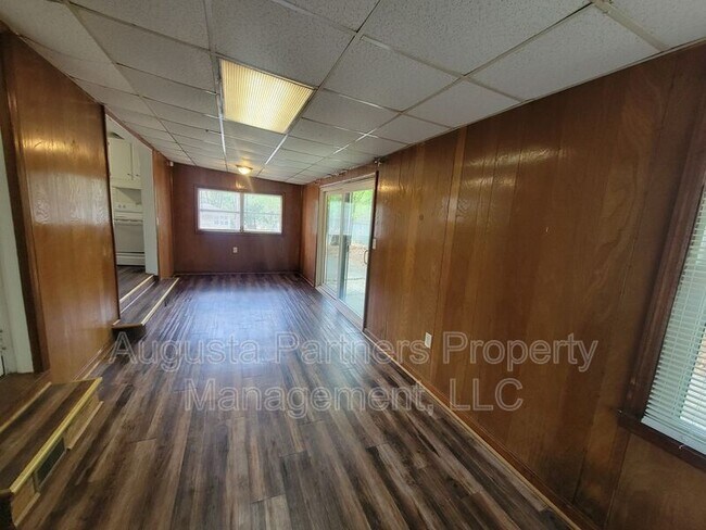 Building Photo - 2826 Thomas Ln