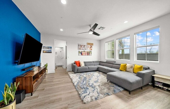 Building Photo - $4,300 - 3 Bed/ 3 Bath Modern Townhome with Loft in Santee