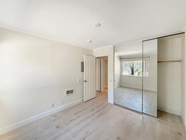 Building Photo - 8503 Villa La Jolla Dr