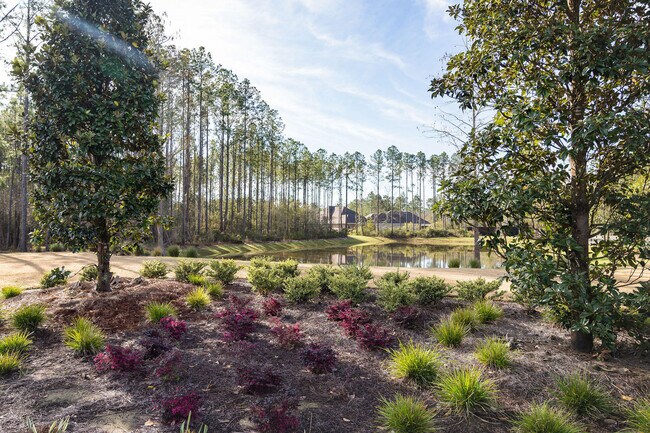 Building Photo - 526 Camellia Ct